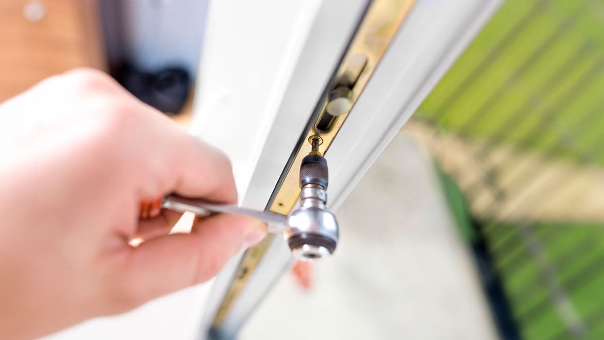 Обслуживание, регулировка пластиковых окон и дверей